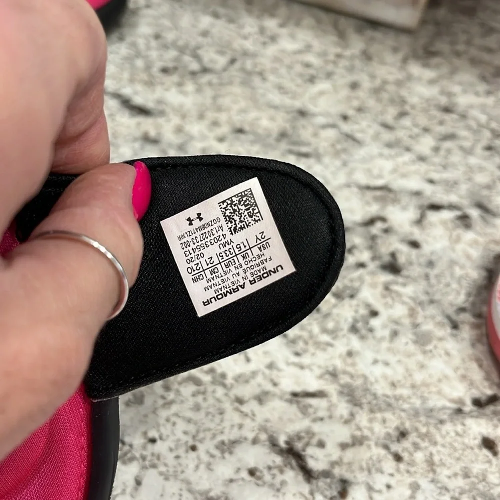 Under Armour Kids size 2  Black and Pink Slide Sandals Worn very little
